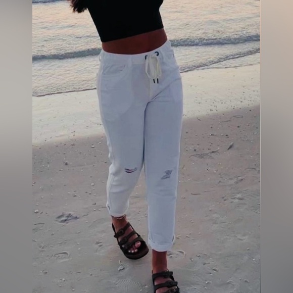 aerie High-Waisted Relaxed Denim Jogger in Pure White size Medium (Size 8 US) - Picture 1 of 16